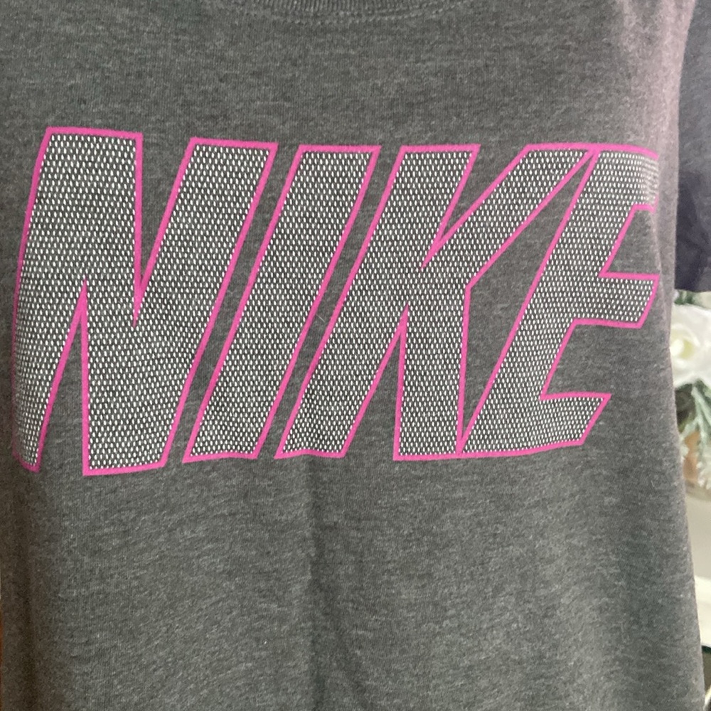 NWOT Nike T-shirt - Picture 3 of 6